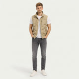 Norev Aldric kamizelka outdoorowa męska z zamkiem i stójką – stylizacja w kolorze khaki