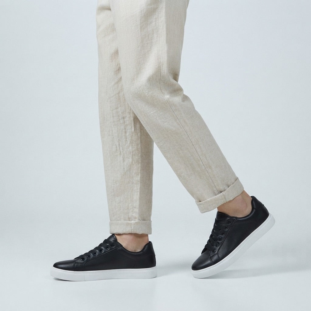 Norev Lucien casualowe sneakersy męskie – stylizacja w kolorze czarnym z białą podeszwą